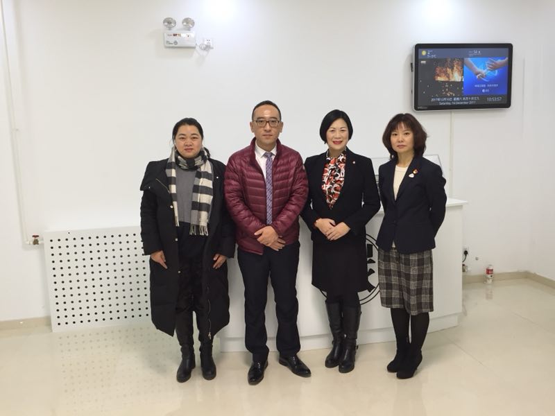 孫河川教授、鐵梅理事長(zhǎng)與北京樂(lè)器研究所張小川所長(zhǎng)等合影
