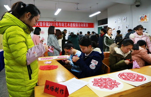 色彩絢麗、喜氣洋洋的活動現(xiàn)場