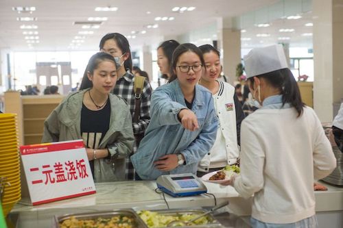 2元蓋澆飯后勤服務團隊：飄香十余載，暖心不漲價