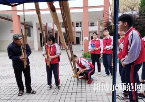 學(xué)費(fèi)對(duì)于家長們來說，會(huì)在了解學(xué)校之前自己確定好學(xué)費(fèi)的范圍，這樣就以這個(gè)目標(biāo)來衡量學(xué)校，但是有的家長其實(shí)是更關(guān)心學(xué)校的安全這些，很擔(dān)心學(xué)生在學(xué)校沒有安全保障，所以小編就準(zhǔn)備了臺(tái)江幼兒師范中等職業(yè)學(xué)校收費(fèi)情況，供與參考。 臺(tái)江幼兒師范中等職業(yè)學(xué)校收費(fèi)標(biāo)準(zhǔn) 住宿費(fèi)500元/學(xué)年、書本費(fèi)400元/學(xué)年,合計(jì)繳費(fèi)900元。 建檔立卡戶享受“三免兩補(bǔ)”(免學(xué)費(fèi)、免(補(bǔ))住宿費(fèi)、免(補(bǔ))書費(fèi)，國家助學(xué)金、專項(xiàng)助學(xué)金) 臺(tái)江幼兒師范中等職業(yè)學(xué)校開展7月主題黨日系列活動(dòng) 1921.7 ~ 2019.7 篳路藍(lán)縷，砥礪前行 初心不忘，邁向復(fù)興 98年，對(duì)于一個(gè)人，也許很漫長; 對(duì)于一個(gè)國家，彈指一揮間; 對(duì)于一個(gè)政黨，恰是風(fēng)華正茂! 今年，黨的98歲生日， 我們熱烈慶祝中國共產(chǎn)黨98周年快樂! 6月10日晚,我校第一屆校園“十佳歌手”比賽暨歌唱祖國獻(xiàn)禮70周年決賽在演播廳拉開序幕。 來自學(xué)校不同專業(yè)的19位同學(xué)引吭高歌，歌唱祖國。比賽期間高潮迭起，精彩紛呈。選手們?cè)谖枧_(tái)上活力四射，盡顯職校學(xué)生魅力。 近一個(gè)半小時(shí)的角逐，“十佳歌手”終于誕生。張帆校長、金海清副校長親自為獲獎(jiǎng)學(xué)生頒發(fā)榮譽(yù)證書。頒獎(jiǎng)結(jié)束后，全體同學(xué)用一曲《我和我的祖國》獻(xiàn)禮祖國70周年，唱出對(duì)黨和祖國的熱愛。 6月24日，我校黨支部書記、校長張帆，黨支部副書記趙明珠走訪慰問貧困學(xué)生姜發(fā)才，張帆校長仔細(xì)詢問姜發(fā)才在杭州的學(xué)習(xí)和生活情況，希望姜發(fā)才在杭州繼續(xù)努力學(xué)習(xí)，認(rèn)真做好即將開展的頂崗實(shí)習(xí)工作，學(xué)好技能走出大山，通過自己的努力改變自己和家庭的命運(yùn)，最后，張帆校長代表臺(tái)江職校黨支部及全體師生將6000元愛心捐款交到了姜發(fā)才伯母手中。 6月28日，我校黨支部書記、校長張帆，黨支部副書記趙明珠走慰問貧困學(xué)生姜非明、姜非林(兩人為雙胞胎，孤兒)。張帆校長親自為兩位同學(xué)送去新衣服，并詳細(xì)了解學(xué)生的家庭情況，與其監(jiān)護(hù)人進(jìn)行溝通和交流，將一千多元資助金交到學(xué)生監(jiān)護(hù)人手中，以增強(qiáng)其克服困難的信心。 6月28日，臺(tái)江職校黨支部圍繞脫貧攻堅(jiān)工作，開展走訪慰問，送溫暖、送服務(wù)活動(dòng)，幫助特困黨員、老黨員等解決工作中的實(shí)際困難和生活問題，走訪慰問幫扶村、看望我校脫貧攻堅(jiān)駐村干部，為南省村村委送去兩箱辦公室打印用紙，為南省村貧困黨員、臺(tái)江職校困難黨員、老黨員送去食用油、大米等慰問品。 張帆校長致辭，回顧黨支部工作并對(duì)奮斗在各工作崗位上的黨員表示感謝，同時(shí)向全體黨員提出要求， 他表示，全體黨員要把加強(qiáng)黨的思想理論建設(shè)放在第一位，要加強(qiáng)黨性修養(yǎng)，不斷提高自身素質(zhì)，要加強(qiáng)作風(fēng)建設(shè)，提高教育教學(xué)質(zhì)量。 “我志愿加入中國共產(chǎn)黨，擁護(hù)黨的綱領(lǐng)，遵守黨的章程……隨時(shí)準(zhǔn)備為黨和人民犧牲一切，永不叛黨!”7月1日，臺(tái)江職校全體黨員干部在退休黨員歐德耀同志帶領(lǐng)下，面對(duì)莊嚴(yán)的黨旗，整齊列隊(duì)，重溫入黨誓詞。 黨支部副書記趙明珠組織全體黨員學(xué)習(xí)習(xí)近平總書記在學(xué)校思想政治理論課教師座談會(huì)上的重要講話精神。 熊金江副校長宣讀《臺(tái)江職校關(guān)于“七一”表彰優(yōu)秀黨員、黨齡“逢十”黨員的決定》。 張帆校長為優(yōu)秀黨員、黨齡“逢十”黨員頒發(fā)榮譽(yù)證書 系列活動(dòng)在雄壯的《國際歌》中落下帷幕，歌聲鏗鏘有力，革命精神代代傳遞，美好的生活共同憧憬。 九十八年，崢嶸歲月， 九十八年，輝煌歷程。 今天的我們揮舞著前輩們的偉大旗幟 ,追隨著那從未熄滅的明燈,沖鋒陷陣,高揚(yáng)風(fēng)帆,向著那彼岸,向著那未來更加執(zhí)著而勇敢地前進(jìn), 前進(jìn) ,前進(jìn)! 不是所有的中專學(xué)校都會(huì)根據(jù)分?jǐn)?shù)來錄取的，有的學(xué)校錄取是根據(jù)專業(yè)的招生要求面試錄取學(xué)生。其實(shí)現(xiàn)在學(xué)生想要升學(xué)有很多的通道，只是在家長和學(xué)生的觀念里，只有通過了高考或者中考是最好的，但是現(xiàn)在利用專業(yè)課程同樣也是能升學(xué)的。 家長在了解學(xué)校的學(xué)費(fèi)時(shí)也是要注意學(xué)校的學(xué)費(fèi)中間是穿插了各種的助學(xué)政策、減免政策、免學(xué)費(fèi)政策還有學(xué)校的獎(jiǎng)學(xué)金政策，家長們把這些了解清楚了就可以幫助自己前進(jìn)一部分的學(xué)費(fèi)。