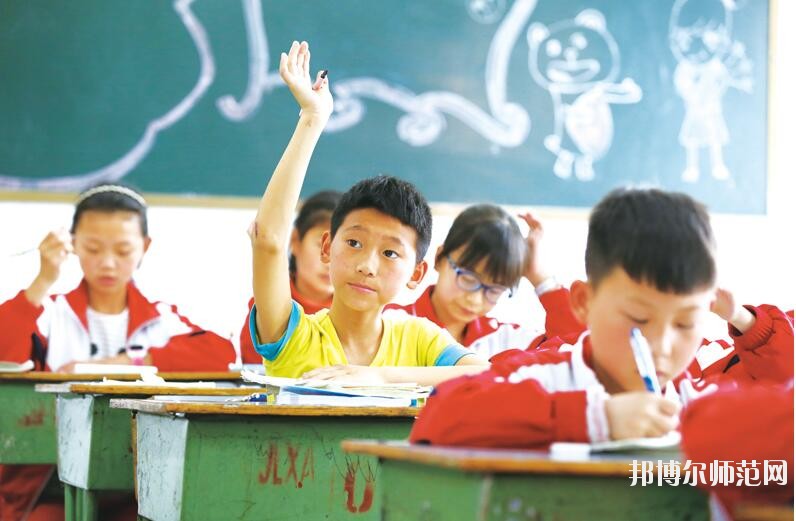 其實(shí)這個(gè)問題要看你怎么去想。對于文化成績優(yōu)秀的學(xué)生來說，上幼師學(xué)?？隙ň筒恢档昧?而文化成績不是很理想的學(xué)生來說，上幼師學(xué)校就是一個(gè)不錯(cuò)的機(jī)會。所以學(xué)生怎么選擇學(xué)校，就要看學(xué)生自己的情況了，畢竟每一個(gè)人的情況都是不一樣的。幼師學(xué)校主要是以專業(yè)知識以及技能為主的學(xué)校，為學(xué)生提供學(xué)習(xí)的平臺。  六盤水民族職業(yè)技術(shù)幼兒師范學(xué)校 六盤水市民族職業(yè)技術(shù)學(xué)校(簡稱“六盤水民族職業(yè)技術(shù)幼兒師范學(xué)校”)的前身始建于1986年，并于1990年與六盤水市民族學(xué)校合并。93年更名為六盤水市民族職業(yè)技術(shù)學(xué)校。20多年的辦學(xué)實(shí)踐中，取得了不少成就，得到社會的認(rèn)可。  但普通教育與職業(yè)教育合并辦學(xué)的許多弊端在日積月累中不斷的突現(xiàn)。2009年市委、市政府及市教育局等相關(guān)單位經(jīng)過反復(fù)調(diào)研，多方論證，決定在原商財(cái)校校址(八一路50號，軍分區(qū)往上150米)新籌建六盤水民族職業(yè)技術(shù)學(xué)校，使之成為一所獨(dú)立的國家級重點(diǎn)職業(yè)學(xué)校，并于2009年秋季招生辦學(xué)。  辦學(xué)規(guī)模  學(xué)校占地面積45356平方米，校園建筑面積17260平方米，現(xiàn)有兩幢教學(xué)樓，共34個(gè)教室。一幢大連市政府援建的圖書樓、一幢辦公樓、一幢學(xué)生宿舍、兩個(gè)學(xué)生食堂、一個(gè)340米跑道足球場、1個(gè)珍珠球場、兩個(gè)蹴球場和4個(gè)籃球場。  獲得榮譽(yù)  1997年被評為貴州省重點(diǎn)職業(yè)高中，1999年被評為國家級重點(diǎn)職業(yè)高中，2004年7月通過國家級重點(diǎn)職業(yè)高中評估專家復(fù)評。是貴州省現(xiàn)代教育技術(shù)實(shí)驗(yàn)學(xué)校;貴州省少數(shù)民族傳統(tǒng)體育項(xiàng)目訓(xùn)練基地。全國計(jì)算機(jī)等級考試點(diǎn)及培訓(xùn)點(diǎn)、貴州省國家第64職業(yè)技能鑒定所、計(jì)算機(jī)高新技術(shù)考試站、貴州省公務(wù)員計(jì)算機(jī)應(yīng)用中級培訓(xùn)點(diǎn)、六盤水市財(cái)政局會計(jì)從業(yè)資格考前培訓(xùn)點(diǎn)及會計(jì)技術(shù)教育培訓(xùn)點(diǎn)，勞動與社會保障局下崗職工再就業(yè)培訓(xùn)點(diǎn)，貴州省公務(wù)員電子政務(wù)培訓(xùn)點(diǎn)等。  報(bào)名條件  1、身心健康，品德良好。  2、積極向上，積極學(xué)習(xí)。  3、遵紀(jì)守法，品行端正，無不良行為，有上進(jìn)心。  報(bào)名方式  凡符合學(xué)校招生條件的學(xué)生持戶口簿、身份證、2張一寸彩色照片到學(xué)校招生就業(yè)辦公室報(bào)名。高中畢業(yè)生可在學(xué)校網(wǎng)站上報(bào)名。  注意事項(xiàng)  1、新生報(bào)名時(shí)帶好戶口簿或者身份證原件(或復(fù)印件)，及相關(guān)費(fèi)用到學(xué)校招生辦報(bào)名，并鑒定就業(yè)合同和優(yōu)惠入學(xué)協(xié)議。  2、報(bào)名時(shí)間：從即日起，到各專業(yè)名額報(bào)滿為止。  3、新生開校報(bào)到時(shí)請帶好戶口本、本人身份證原件，相關(guān)困難證明及交費(fèi)收據(jù)。  初中畢業(yè)生想要自己以后將來有個(gè)好的工作，就要靠自己的努力，學(xué)習(xí)一門比較熱門的專業(yè)去，認(rèn)真的學(xué)習(xí)，將來你才有一個(gè)穩(wěn)定的工作，穩(wěn)定的收入，以上是小編為同學(xué)們推薦的關(guān)于幼師學(xué)校的基本介紹，希望對同學(xué)們有所幫助，欲知更多學(xué)校詳情，請關(guān)注邦博爾幼師學(xué)校招生網(wǎng)。