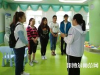 蘭州2020年中專幼師學(xué)?？梢钥即髮? /><b>蘭州2020年中專幼師學(xué)?？梢钥即髮?/b><span>2020-02-11 17:00</span><p>對(duì)于中專幼師學(xué)校怎么考大專這個(gè)問(wèn)題，相信選擇幼師專業(yè)的小伙伴們都是想拿到一個(gè)更高的文憑，這樣也是非常有利于以后的就業(yè)，以</p></a></li>
            <li><a href=