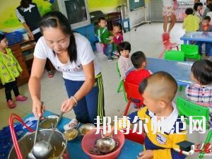 遵義2020年幼師學校有哪些科目?我們知道幼師專業(yè)是屬于一個學習內(nèi)容比較多的專業(yè)，因為是小朋友的啟蒙階段，同學們自己在報讀本專業(yè)的時候很多的同學都不知道到底是學一些什么?于是都來問道小編，小編就來給大家說一下關于學?？颇康氖虑榕丁? 幼師學校學習專業(yè)課程 1、幼兒教育學  了解現(xiàn)代教育、幼兒教育的新觀念、新思想、新信息，結(jié)合我國幼兒教育改革中的新問題、新情況，將理論的闡述和幼兒教育實踐中的問題結(jié)合起來，進行具體分析和指導。  2、幼兒心理學  了解幼兒的認知和言語發(fā)展的特點和規(guī)律、幼兒的情緒、個性與社會性發(fā)展的關系及幼兒的活動心里。能依據(jù)幼兒特點，利用所學相關知識，初步具備幼兒園基層崗位幼兒教師的工作能力。培養(yǎng)學生具有誠實守信、善于溝通和合作的品質(zhì)。  3、幼師英語  根據(jù)幼師學生的英語水平和專業(yè)特點，從聽、說、讀、寫四個方面全方位的培養(yǎng)學生，讓學生掌握基本語法知識、語音知識、日常用語，提高學生的口語交際技能和綜合閱讀、寫作能力。讓學生在學習過程中發(fā)展綜合語音運用能力，提高人文素養(yǎng)，增強實踐能力，培養(yǎng)創(chuàng)新精神。  4、幼兒園組織與管理  讓學生了解幼兒園組織與管理的基本原理和內(nèi)容，掌握幼兒園組織與管理的基本規(guī)律，學會用所學專業(yè)理論解決實際工作中遇到的管理問題。結(jié)合案例分析，培養(yǎng)學生的思辨意識、創(chuàng)新意識，提高學生與時俱進的管理理念，為學生今后從事幼兒園教育工作和管理工作奠定良好的基礎，具有較強的實用性和可操作性。  學前教育前景好不好 學前教育上的現(xiàn)在已經(jīng)有越來越多的人關注，就業(yè)前景上的非常不錯的一個職業(yè)了，在現(xiàn)階段學前教育專業(yè)就業(yè)率上也在一直上升，我國對于學前教育上的重視的提升，也為學前教育專業(yè)人才提供了較好的就業(yè)機會，使得社會上的對于學前教育人才上的甚至出現(xiàn)了供不應求的現(xiàn)象，學前教育現(xiàn)階段也已經(jīng)成為一個非常重要的教育階段，擁有高素質(zhì)的學前教育人才對于整個教育事業(yè)上的也能夠起到一個促進和發(fā)展的作用。  幼師專業(yè)上就業(yè)前景也是比較好的，現(xiàn)階段社會上的對于幼師的需求也越來越多了，對于早期教育上的重視度的提升，使得幼師人才成為現(xiàn)階段社會上的所需要的重要人才選擇。  我們可以看到幼師專業(yè)學習的是很多的，小編給大家列舉了一些專業(yè)課程，其實這個專業(yè)是一個需要自己花費很多心力來學習的專業(yè)，同學們學習的內(nèi)容是很廣泛的，不過這個專業(yè)只要學好了，將來在就業(yè)方面就會很不錯，所以，希望選擇這個專業(yè)的同學都能掌握足夠的專業(yè)知識哦。
