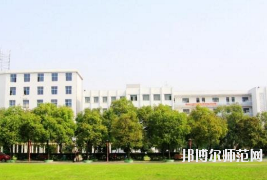 對(duì)于幼師學(xué)校的選擇，男生和女生是一樣的。現(xiàn)在大部分學(xué)校的幼師專業(yè)在進(jìn)行招生的時(shí)候，其實(shí)男生和女生的招生計(jì)劃是統(tǒng)一的，學(xué)校對(duì)學(xué)生的性別并沒(méi)有要求。所以，小伙伴們選擇幼師學(xué)校的重點(diǎn)不應(yīng)該是這所學(xué)校適合男生還是適合女生，而是這所學(xué)校本身的辦學(xué)條件好不好，以及學(xué)校的優(yōu)勢(shì)以及劣勢(shì)有哪些等等。接下來(lái)，對(duì)南昌理工職業(yè)中等專業(yè)學(xué)校感興趣的小伙伴們可以一起來(lái)看一看這所學(xué)校的具體情況。  南昌理工職業(yè)中等專業(yè)學(xué)校辦學(xué)理念 學(xué)校以“辦學(xué)校，不開(kāi)學(xué)店，造福炎黃子孫!”為宗旨，遵循黨的教育方針，倡導(dǎo)“誠(chéng)實(shí)、博愛(ài)、勤奮、自強(qiáng)”的校訓(xùn)，按照“理論夠用，注重實(shí)踐”的原則，為社會(huì)經(jīng)濟(jì)建設(shè)培養(yǎng)“一專多能”的應(yīng)用型人才。畢業(yè)生深受用人單位的歡迎。 例如推薦在“啟悅電子廠”工作的同學(xué)進(jìn)廠第九天，就對(duì)8086高壓擊穿儀進(jìn)行技術(shù)改造，降低了勞動(dòng)強(qiáng)度，提高了生產(chǎn)效率。該廠董事長(zhǎng)吳德和先生專程由臺(tái)北趕來(lái)我?？疾?，并當(dāng)即簽定了廠校合作協(xié)議。  接著我校又與深圳新飛通、深圳捷迪訊、上海偉創(chuàng)力、上海先進(jìn)半導(dǎo)體、上海華微、杭州矢崎、蘇州生益科技、上海攜程旅行網(wǎng)等20多家公司建立了合作伙伴關(guān)系。可以說(shuō)：“選擇理工，就業(yè)輕松!” 學(xué)校與南昌航空大學(xué)聯(lián)合辦學(xué)，是南昌航空大學(xué)繼續(xù)教育學(xué)院教學(xué)點(diǎn)，依托南昌航空大學(xué)的人才、圖書(shū)、先進(jìn)的教學(xué)設(shè)施，資源共享。學(xué)校有一支政治素質(zhì)高、教學(xué)和管理經(jīng)驗(yàn)豐富的專兼職師資隊(duì)伍，正副教授、高級(jí)教師近半，其中不少曾獲得“最佳授課教師”的稱號(hào)。  南昌理工職業(yè)中等專業(yè)學(xué)校教學(xué)設(shè)置 學(xué)校除精湛的理論教學(xué)外，還設(shè)有圖書(shū)閱覽室、計(jì)算機(jī)中心、語(yǔ)音室和電工、電子、機(jī)電、機(jī)械加工、數(shù)控、酒店管理等實(shí)驗(yàn)室能安排學(xué)生進(jìn)行多種實(shí)驗(yàn)，“邊講邊練，講練結(jié)合”，確保學(xué)生動(dòng)手能力的培養(yǎng)。 學(xué)校采取多層次、開(kāi)放性辦學(xué)和封閉式管理。不僅注重教育質(zhì)量，更注重道德品質(zhì)和綜合素質(zhì)教育。教育管理嚴(yán)格，始終把學(xué)校的安全工作放在首位，在2005-2010職業(yè)高校年檢中，得到市教育局有關(guān)領(lǐng)導(dǎo)的表?yè)P(yáng)，連續(xù)被評(píng)為職業(yè)教育辦學(xué)先進(jìn)單位。  南昌理工職業(yè)中等專業(yè)學(xué)校報(bào)名手續(xù) 即日起可到校招生辦或當(dāng)?shù)匚倚Ｕ猩c(diǎn)報(bào)名，或來(lái)函來(lái)電報(bào)名、網(wǎng)上報(bào)名。  本地區(qū)的應(yīng)屆初中畢業(yè)生可在就讀中學(xué)填中考志愿報(bào)名。  報(bào)到時(shí)帶好戶口本，五張一寸免冠照片和初高中畢業(yè)證書(shū)。  小編總結(jié) 南昌理工職業(yè)中等專業(yè)學(xué)校是一所按照“理論夠用，注重實(shí)踐”的原則，為社會(huì)經(jīng)濟(jì)建設(shè)培養(yǎng)“一專多能”的應(yīng)用型人才的中專學(xué)校，學(xué)校開(kāi)設(shè)有幼師類的專業(yè)，對(duì)幼師行業(yè)感興趣的初中畢業(yè)生可以多加關(guān)注這所學(xué)校。接下來(lái)小伙伴們可以去到學(xué)校官網(wǎng)對(duì)學(xué)校做進(jìn)一步的了解。當(dāng)然，在南昌還有開(kāi)設(shè)有幼師類專業(yè)的其他學(xué)校，大家也可以看看其他的學(xué)校怎么樣，做一個(gè)比較，然后選擇出最適合自己的一所。