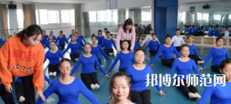 隨著社會(huì)的進(jìn)步，人們的生活得到了全面的改善，開始重視自己子女的教育，對(duì)教育人才的教學(xué)水準(zhǔn)就要求更高，使得很多學(xué)生都想要報(bào)考幼師學(xué)校。如果大家已經(jīng)做出了決定，要上幼師學(xué)校，就一定要盡早去了解學(xué)校信息。你越早了解學(xué)校，你可以選擇的學(xué)校就越多，就越能找到適合你的學(xué)校。幼師工作工作也相對(duì)輕松，不用從事體力勞動(dòng)?，F(xiàn)在家長(zhǎng)對(duì)孩子的教育非常看重，幼兒園也越來越正規(guī)，都需要幼師幼師從業(yè)資格證。  思南中等職業(yè)學(xué)校辦學(xué)條件 學(xué)校老校區(qū)占地面積120.6畝，新校區(qū)200畝，校園拓展空間大。校內(nèi)布局分為：教學(xué)區(qū)、實(shí)驗(yàn)實(shí)訓(xùn)區(qū)、產(chǎn)教結(jié)合區(qū)、生活區(qū)、行政辦公區(qū)、體育運(yùn)動(dòng)區(qū)、美化綠化區(qū)等。各場(chǎng)所均按標(biāo)準(zhǔn)設(shè)計(jì)規(guī)劃，達(dá)到國(guó)家示范校要求的學(xué)校教學(xué)、實(shí)訓(xùn)、師生學(xué)習(xí)、工作、生活等方面需要的效果。  思南中等職業(yè)學(xué)校目標(biāo)明確 學(xué)校培養(yǎng)目標(biāo)明確，人才“出口”暢通，堅(jiān)持德育為先，技能為重，全面發(fā)展與特長(zhǎng)發(fā)展相結(jié)合。圍繞“自強(qiáng)篤行、厚德精技”的校訓(xùn)，堅(jiān)持“四自”(自信、自強(qiáng)、自律、自愛)、“四會(huì)”(學(xué)會(huì)做人，學(xué)會(huì)做事，學(xué)會(huì)求知，學(xué)會(huì)生活)的教育培養(yǎng)目標(biāo)。  實(shí)行考與教分離，重視學(xué)生職業(yè)技能大賽，以賽促學(xué)，以賽促教;重視教師、學(xué)生下企業(yè)參與一線生產(chǎn)實(shí)踐，重視創(chuàng)建“校企聯(lián)動(dòng)”、“工學(xué)結(jié)合”、“教學(xué)做一體”的人才培養(yǎng)模式，畢業(yè)生就業(yè)并能與企業(yè)接軌，與農(nóng)戶融合，人才培養(yǎng)質(zhì)量顯著提高。  銅仁碧江中等職業(yè)學(xué)校簡(jiǎn)介 銅仁市碧江區(qū)中等職業(yè)學(xué)校創(chuàng)辦于1989年，是一所隸屬于碧江區(qū)人民政府的貴州省示范性中等職業(yè)學(xué)校。學(xué)校規(guī)劃占地面積420畝，規(guī)劃建筑面積13萬余平方米，總投資約5.8億元。教學(xué)區(qū)、生活區(qū)、運(yùn)動(dòng)區(qū)、綠化區(qū)布局合理，功能設(shè)施完善，環(huán)境優(yōu)美，地處銅仁市川硐教育園區(qū)桃園大道北側(cè)，毗鄰銅仁幼專、貴州健康職業(yè)學(xué)院，有著豐富的文化資源和育人氛圍。  學(xué)校自2013年搬遷至川硐教育園區(qū)以來，領(lǐng)導(dǎo)班子帶領(lǐng)廣大教師銳意進(jìn)取，和諧奮進(jìn)，確立了“發(fā)展教師、成就學(xué)生、服務(wù)社會(huì)”的辦學(xué)理念，圍繞“辦出特色、形成風(fēng)格、爭(zhēng)創(chuàng)一流”的辦學(xué)目標(biāo)，形成了“醫(yī)護(hù)為主、產(chǎn)教結(jié)合、校企合作”的辦學(xué)特色。  現(xiàn)在整體新生人口的增量將直接體現(xiàn)在幼兒園在園人數(shù)的增加，我國(guó)當(dāng)前幼師行業(yè)的需求還是很大的，遠(yuǎn)遠(yuǎn)不足國(guó)家的計(jì)劃，所以從事幼師行業(yè)前景是很好的。幼兒園、教育機(jī)構(gòu)、培訓(xùn)機(jī)構(gòu)、藝體教育行業(yè)等相關(guān)行業(yè)都需要大量新型教育人才，學(xué)生選擇了教育行業(yè)正好符合當(dāng)今的教育的需求，所以對(duì)同學(xué)們來講就業(yè)前景是非常具有潛力化的。