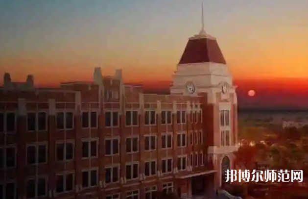 對于很多不了解學(xué)校的學(xué)生來說讀書的時候要面臨著很多信息的接受，就拿簡單的填寫志愿來說，提前就需要了解清楚很多的學(xué)校，對于學(xué)校的基礎(chǔ)信息需要掌握比較好才可以的，最近有同學(xué)們來問小編學(xué)校的招生代碼，小編就來給同學(xué)們整理一下。  上海外國語師范大學(xué)賢達(dá)經(jīng)濟(jì)人文學(xué)院虹口校區(qū)代碼 學(xué)校代碼：13636  上海外國語師范大學(xué)賢達(dá)經(jīng)濟(jì)人文學(xué)院虹口校區(qū)拓展閱讀 基礎(chǔ)教學(xué)部基礎(chǔ)教學(xué)部是承擔(dān)學(xué)校公共基礎(chǔ)課程的教學(xué)單位，下設(shè)基礎(chǔ)部辦公室和計算機(jī)、體育教、通識3個教研室。  現(xiàn)有專、兼職教師50人，其中教授2名，副教授12名，專職專任教師全部具有研究生學(xué)歷，其中博士后1人，博士2名。  基礎(chǔ)教學(xué)部堅持立德樹人的教育方針，崇尚教書育人，加強(qiáng)學(xué)生道德素質(zhì)教育和能力培養(yǎng)，全體教師積極參與科研工作、開展課程建設(shè)、推進(jìn)教學(xué)改革、提升教學(xué)效果，保證了全校的公共基礎(chǔ)課教學(xué)效果。  計算機(jī)教研室主要承擔(dān)全校的計算機(jī)公共課《計算機(jī)應(yīng)用基礎(chǔ)》的教學(xué)工作，課程以“傳授知識、鍛煉技能”為基本目標(biāo)，并貫徹對學(xué)生計算思維的培養(yǎng)，有效地向?qū)W生普及了實用的計算機(jī)應(yīng)用技術(shù)，為學(xué)生能贏得信息時代的競爭打下良好的基礎(chǔ)。  體育教研室主要承擔(dān)全校的體育類課程教學(xué)，分別開設(shè)了足球、籃球、排球、乒乓球、羽毛球、棒球、壘球、板球、啦啦操、瑜伽、飛鏢、防身術(shù)等項目，為學(xué)生身心全面發(fā)展提供保證。教師還利用業(yè)余時間指導(dǎo)運動隊訓(xùn)練、參賽，在歷年上海市高校陽光體育賽事中屢獲佳績，為學(xué)院創(chuàng)建積極健康、蓬勃向上的校園文化氛圍。  小編給同學(xué)們整理了學(xué)校的招生代碼，同學(xué)們自己如果是要填寫本校的話就要注意哦，讀大學(xué)對于每一位同學(xué)都是有很深刻的意義的，同學(xué)們在這里不僅能夠?qū)W習(xí)到專業(yè)的知識，還能在這個又自己對于這個世界的初步理解。